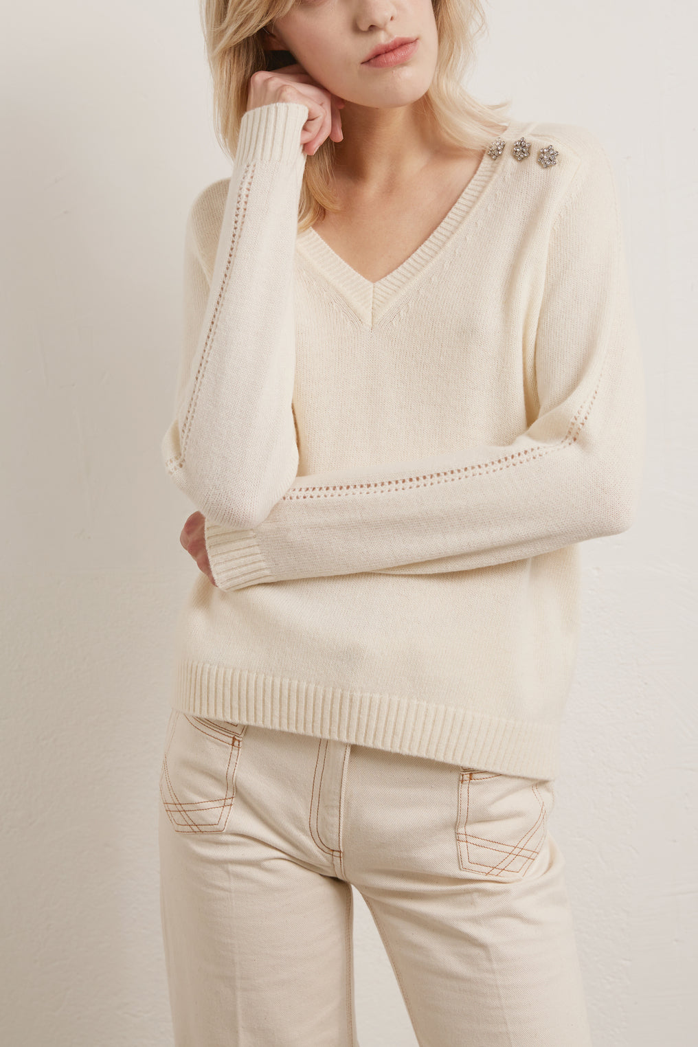 Pull V en laine fine et cachemire avec boutons bijoux Faume - seconde main