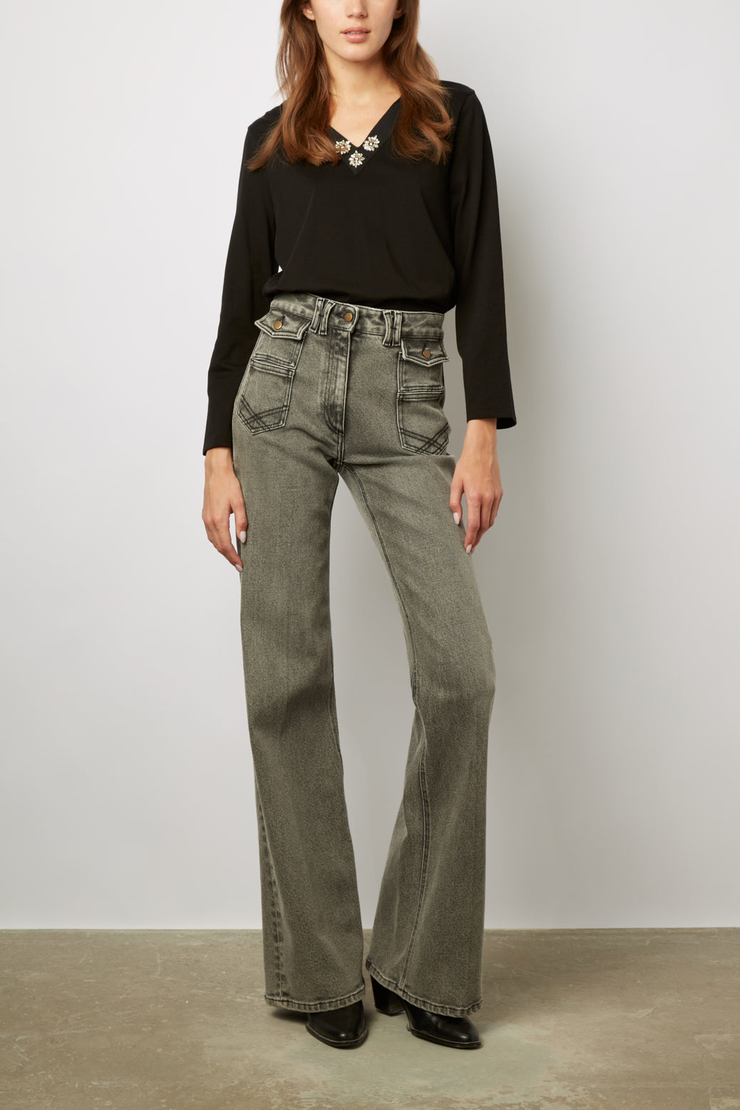 T-shirt uni au col V décoré de diamants - ARIELLE Faume - seconde main