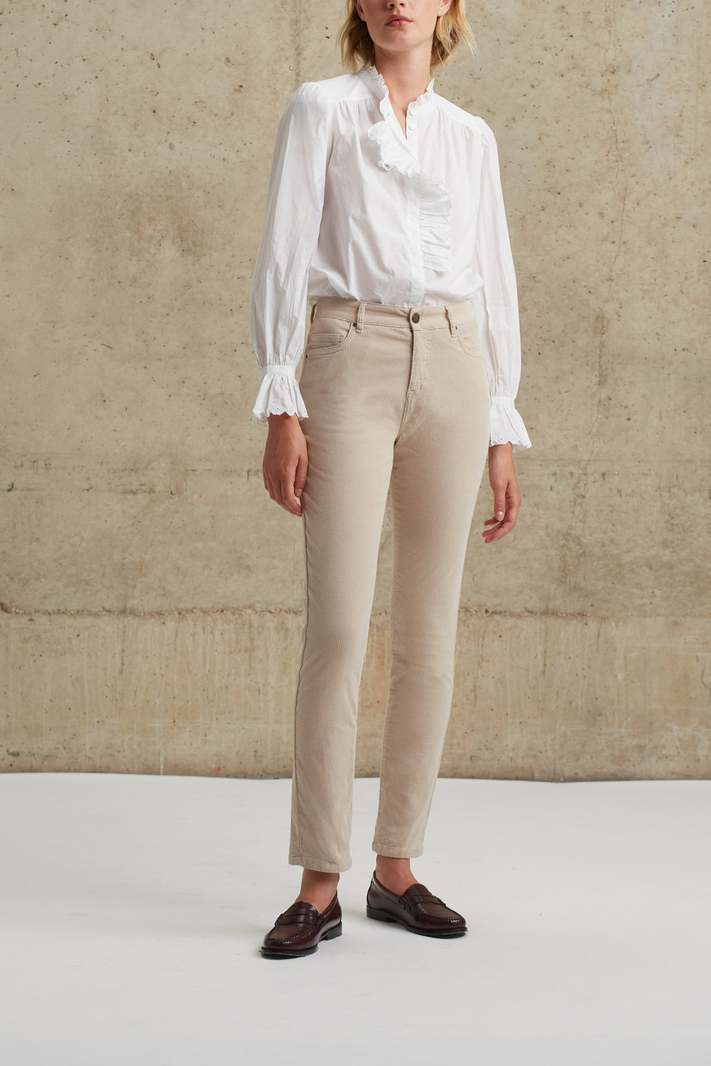 Pantalon droit en velours côtelé - EMMILY Faume - seconde main