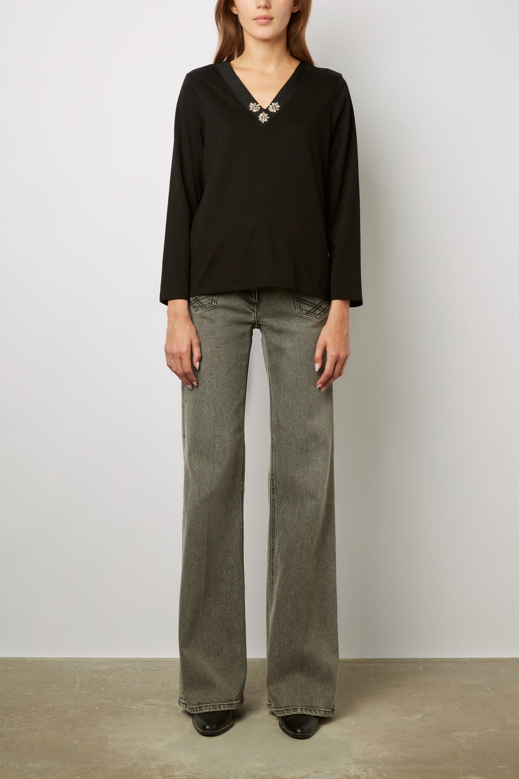 T-shirt uni au col V décoré de diamants - ARIELLE Faume - seconde main