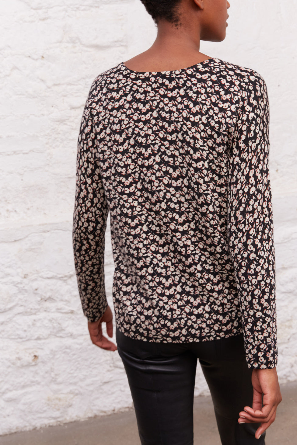 Pull en laine tricoté en maille fine avec print fleuri all over - LIAM Faume - seconde main