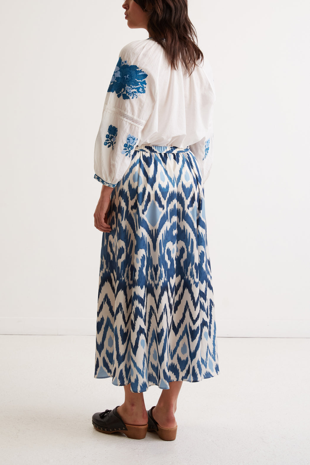 Jupe longue satinée motif Ikat - BLANCHE Faume - seconde main