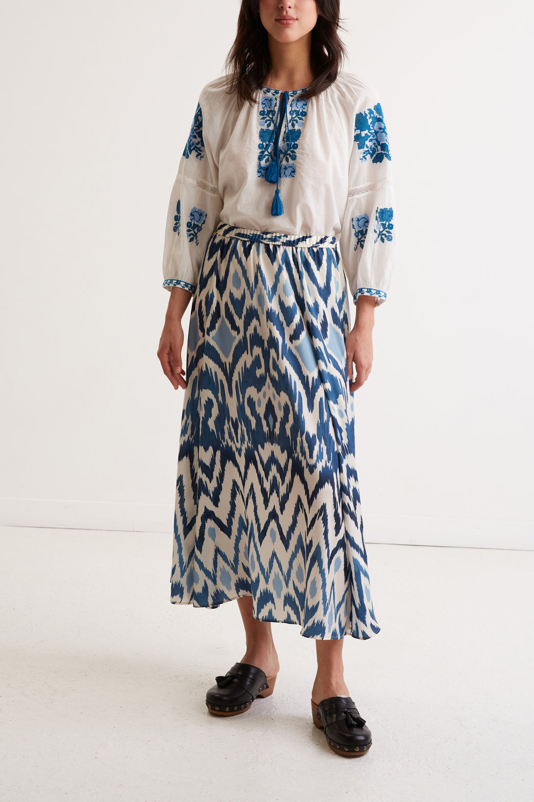 Jupe longue satinée motif Ikat - BLANCHE Faume - seconde main