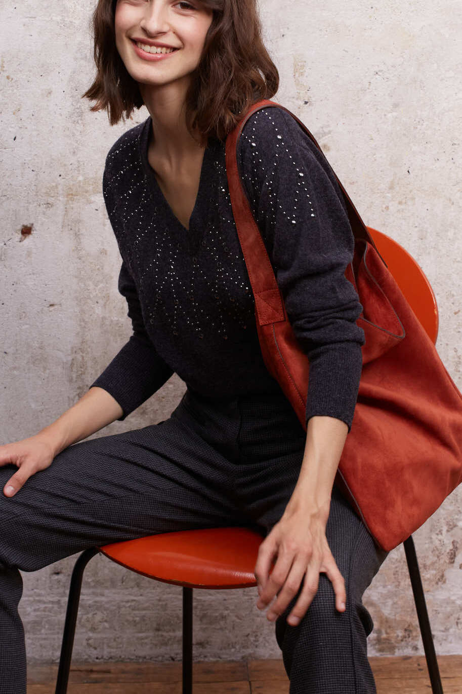 Pull V décoré d'un plastron bijou - LYAN Faume - seconde main