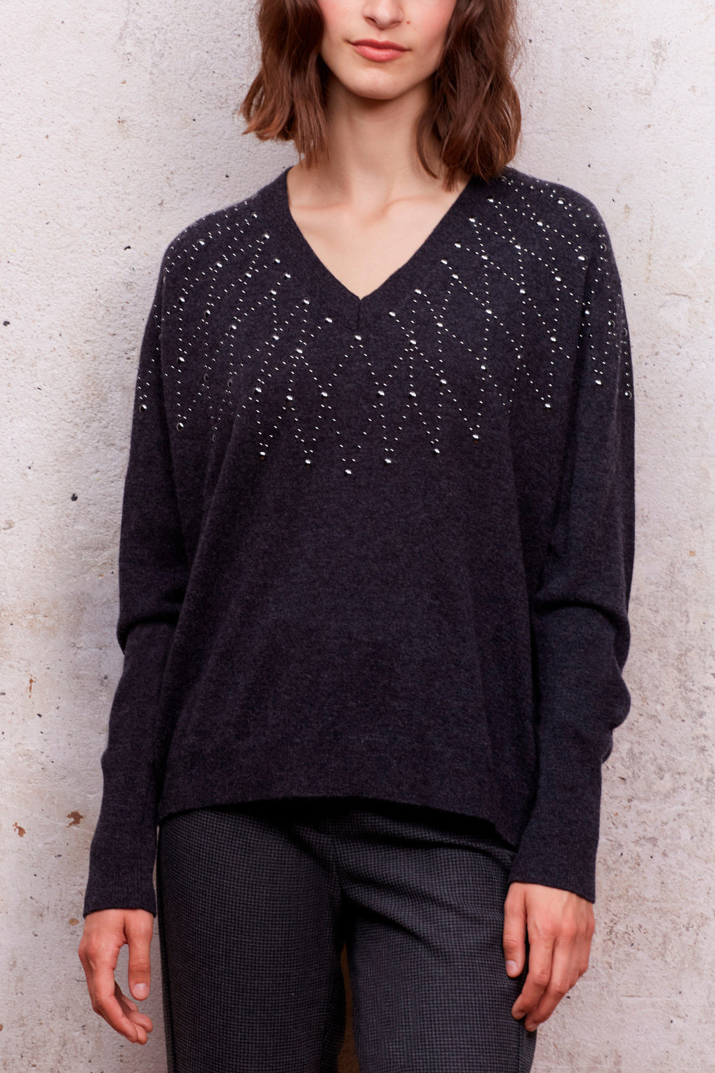 Pull V décoré d'un plastron bijou - LYAN Faume - seconde main