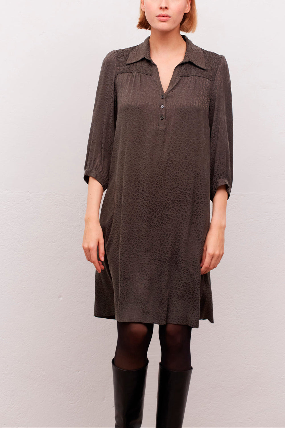 Robe soyeuse avec motif léopard ton sur ton - JANELLE Faume - seconde main