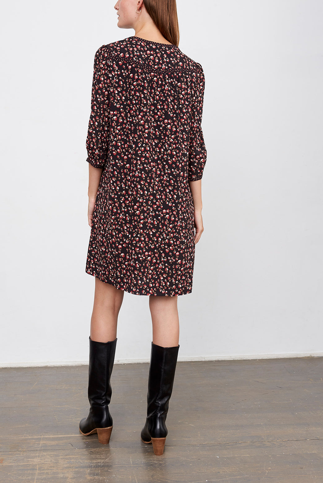 DOLLY - Robe droite avec jeu de découpes Faume - seconde main